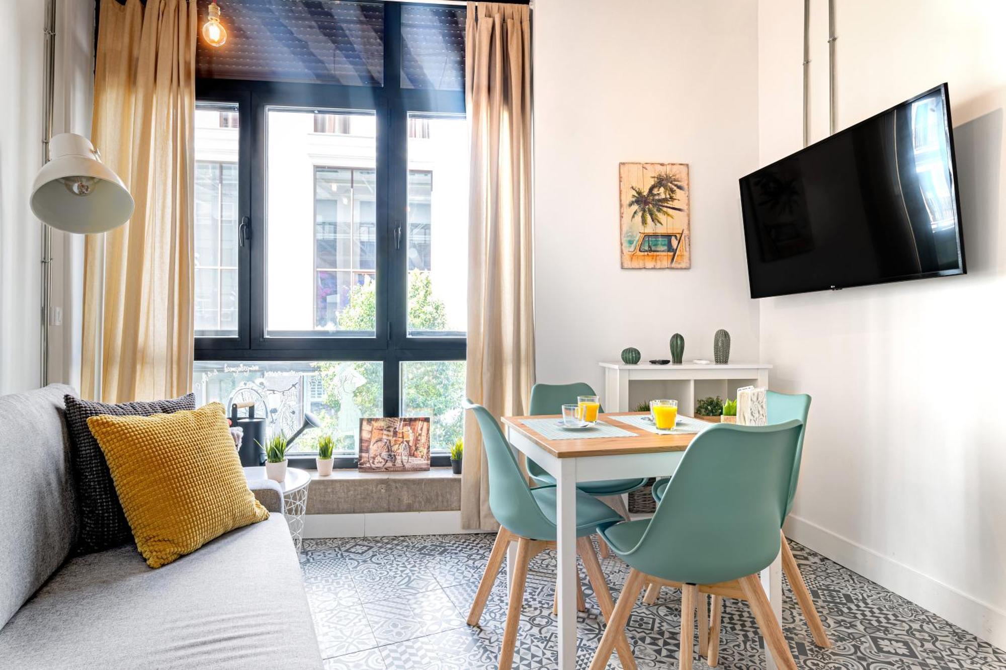 Vintage Apartment Near Puerta Del Sol — Photos 1